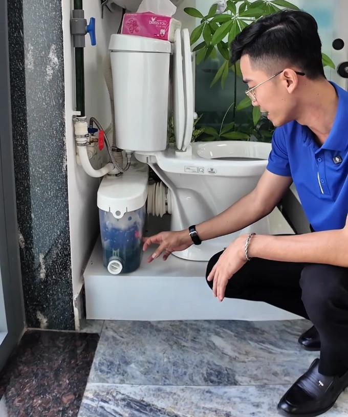 Anh Thanh giải thích cơ chế hoạt động của hệ thống tại showroom SFA. Ảnh: SFA