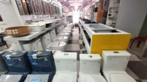 Thiết bị vệ sinh sứ chính hãng và hàng không rõ nguồn gốc cùng được bày bán trong một cửa hàng bán lẻ tại Hà Nội. Ảnh: Khánh Đăng