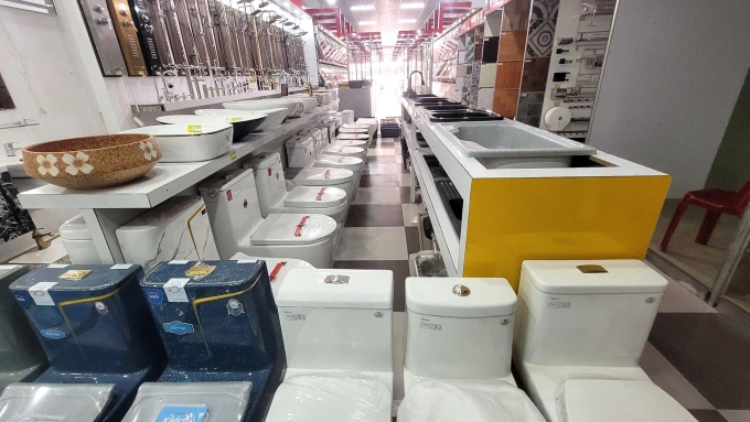 Thiết bị vệ sinh sứ chính hãng và hàng không rõ nguồn gốc cùng được bày bán trong một cửa hàng bán lẻ tại Hà Nội. Ảnh: Khánh Đăng